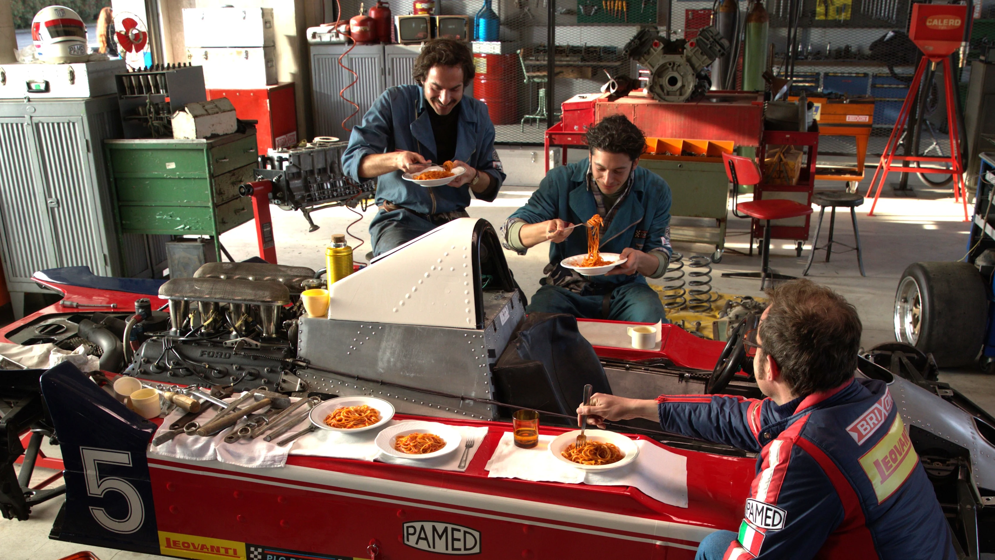Kempen 'Tastes Like Family' Barilla menceritakan kisah bagaimana masakan Pasticcino membawa mereka di paddock bersama-bahkan mereka yang bersaing di landasan trek